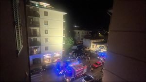 Incendio in un appartamento, palazzo evacuato a Scandicci