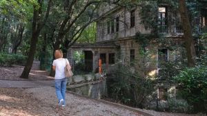 Blitz della polizia a Villa Cosulich, la dimora abbandonata da anni al centro di un traffico criminale