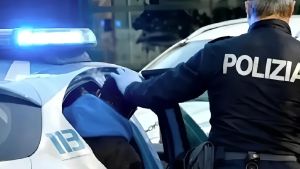 Calci e pugni alle vittime, poi la fuga e la cattura: arrestati 2 rapinatori seriali