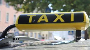 Frauen müssen länger warten, denn die Gutscheine fürs Nachttaxi kommen erst Ende 2026