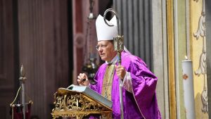 Lo stillicidio mediatico contro il vescovo, che se ne va. Motivo? Non piaceva ai preti