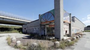 L’ex Famila all’Arcella abbandonato: «Edificio non agibile»