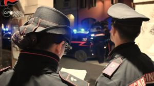Fa rumore durante la notte, i vicini chiamano il 112 e spunta la droga