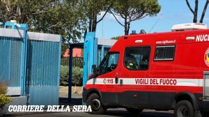 Caivano, dopo l'incendio nella zona Asi nube tossica sulla città: il sindaco chiude le scuole, tutti tappati in casa