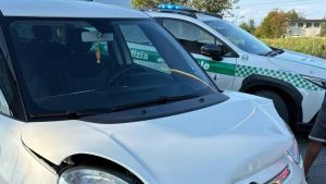 Finisce contro due auto in colonna per il traffico: scoperta 30enne al volante senza aver mai preso la patente
