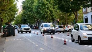 Olio sull’asfalto: chiuso un tratto di via Pascoli, rallentamenti in viale D’Annunzio a Trieste