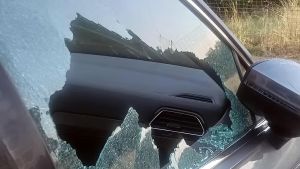 Raid nella notte a Corsico: oltre 20 auto vandalizzate e depredate