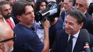 Dossier legge elettorale, alta tensione sulle firme. Conte in piazza con Onorato