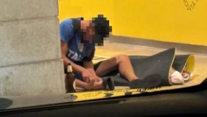 Si droga in centro storico: la foto divide la maggioranza in Comune