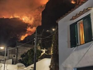 Incendi in Costiera Amalfitana, notte di paura con fiamme vicine alle case. Vigili del Fuoco al lavoro: «Nessuna evacuazione»