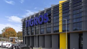 Ruba carne e pesce al supermercato, poi colpisce il direttore del Tigros per fuggire