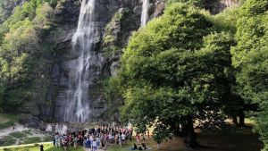Cascate dell’Acquafraggia da record: in 60mila sotto l’acqua