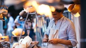 Botteghe chiuse e mestieri a rischio. “Argentieri, decoratori, parrucchieri: senza giovani l’artigianato rischia di scomparire”