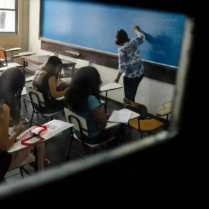 PISA, ataques a escolas e a deseducação em vertigem