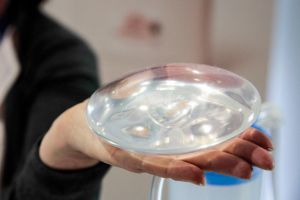 Chirurgie intime : quand les injections génitales tournent au cauchemar chez les hommes comme chez les femmes