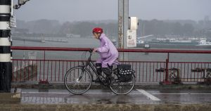Helmplicht voor fietsers, een goed idee? Lezers reageren: ‘Ik zou direct mijn e-bike verkopen. Dan rijd ik wel met de auto’