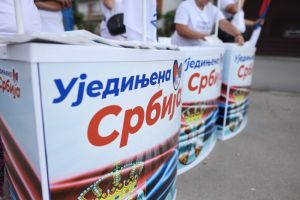 Naprednjaci blokirali Varadinski most u Novom Sadu i razvili transparent „Živela ujedinjena Srbija“