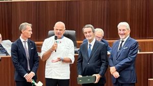 Chi è Enrico Derflingher, lo chef lecchese che ha vinto il premio “Voce Lombarda nel Mondo”