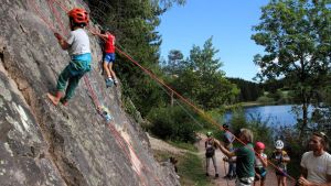 Kinder erklimmen neue Höhen: Kletterfelsen am Kirnbergsee bietet Spaß und Abenteuer