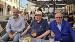 Rushdie passeggia in centro a Pordenone, Agrusti: «Una bella persona»