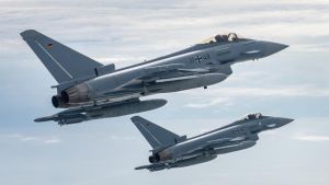 Mit 700 Stundenkilometern im Tiefflug: Zwei Kampfjets am Himmel sorgen für Aufregung