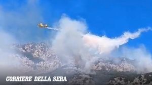 Ancora fiamme in Costiera Amalfitana, chiuso un tratto della Statale. I sindaci: «Rogo doloso, rischio dissesto idrogeologico»
