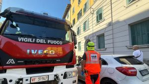 Trieste, allarme incendio per una pentola dimenticata sui fornelli: una donna intossicata