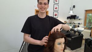 Vizemeister Percy Cleve: Friseurtalent überrascht bei Deutschlands besten Nachwuchsstylisten