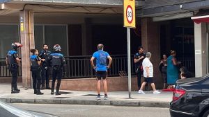 Una motorista resulta herida en Gijón al estrellarse por confundir el freno con el acelerador