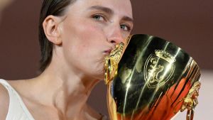 Dall’assegno di disoccupazione al Leone d’Oro: il riscatto di Mathilde Arcel, attrice precaria, a Venezia 83