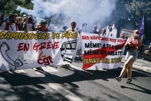 Après 10 ans de macronisme, la colère des salariés déborde et fait flotter un parfum de mouvement social