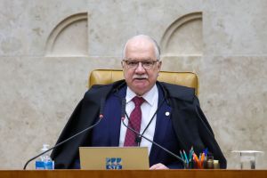 Dino e Gilmar depilam autoridade de Fachin, como se fosse seu bigode