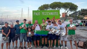 Il Palio Fezzanotto. Nelle acque del borgo sfida tra 57 equipaggi