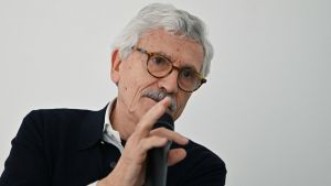 D’Alema frena il duello Schlein-Conte e raduna gli scettici sui gazebo. Manfredi: 