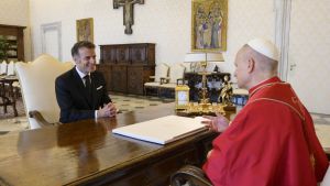 Il viaggio in Francia del Papa non comincia benissimo