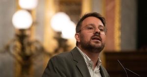 El Congreso, con la abstención del PSOE, tumba la ley de Sumar para prohibir que los fondos compren viviendas