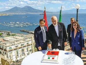 Il premier albanese Edi Rama inaugura il consolato: siamo i napoletani dell’Adriatico