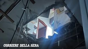 Arenaccia, crolla solaio di un'abitazione: padre e figlio precipitano al piano di sotto