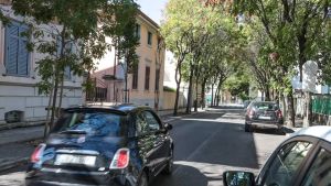 Usa il coltello per frantumare il finestrino di un’auto: bloccato l’uomo del machete nel supermercato