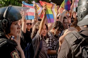 En Turquie, la répression d’Erdogan s’intensifie contre les personnes LGBT+ : une nouvelle vague d’arrestations pendant des manifestations