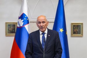 (POGLED) Kolumna Vesne V. Godina: Dolgočasni mandat Janeza Janše