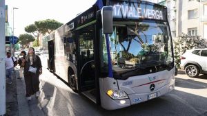 La protesta dei genitori: “Il bus 17 non ferma più davanti alle scuole di via della Colonna. Un disagio per i ragazzi”