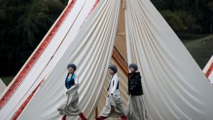 Tijdens de World Nomad Games wordt geworsteld op een paardenrug en gestreden om een dode geit