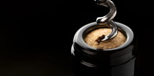 Comment les bouchons en liège influencent‑ils le vieillissement du vin en bouteille ?