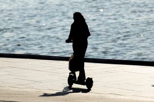 Slutt å behandle brukerne av elsparkesykler med silkehansker
