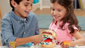 Play-Doh, l’invenzione nata per caso: la pasta colorata che doveva pulire i muri e finì per conquistare milioni di bambini