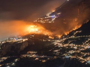 Costiera amalfitana distrutta dalle fiamme,