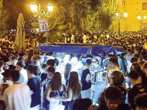 Centro storico di Napoli, batterista aggredito da un gruppo di ragazzini. Il patron del Kestè: «Qui è il caos tra spacciatori e alcol ai minori»