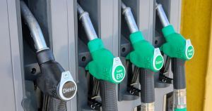 Benzina, alla pompa paghiamo le raffinerie chiuse