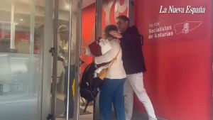 Jornada de lluvia, carpetas y tranquilidad en la FSA: los candidatos a las primarias del PSOE de Gijón entregan sus avales